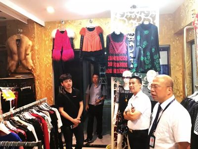 原創(chuàng)設(shè)計(jì)驅(qū)動(dòng)產(chǎn)業(yè)升級 平湖羽絨服產(chǎn)業(yè)聯(lián)盟走進(jìn)重慶服裝批發(fā)市場